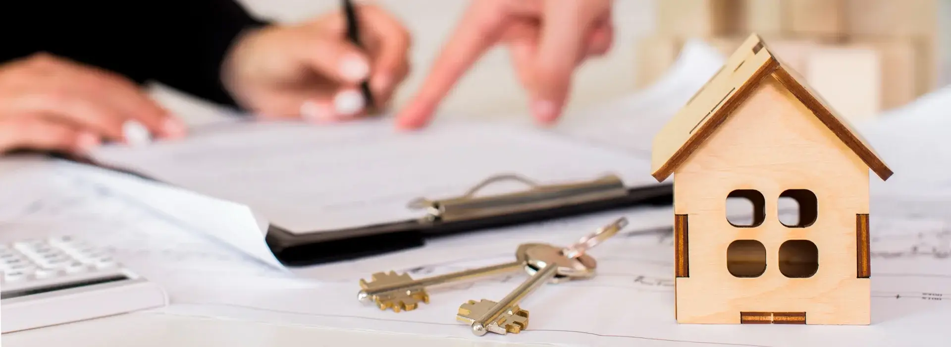 Hausmodell mit Schlüsseln und Vertragsunterlagen – Immobilienfinanzierung vorbereiten