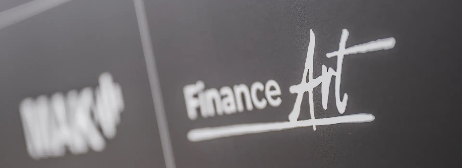 FinanceArt Logo auf dunklem Hintergrund – Kontaktseite