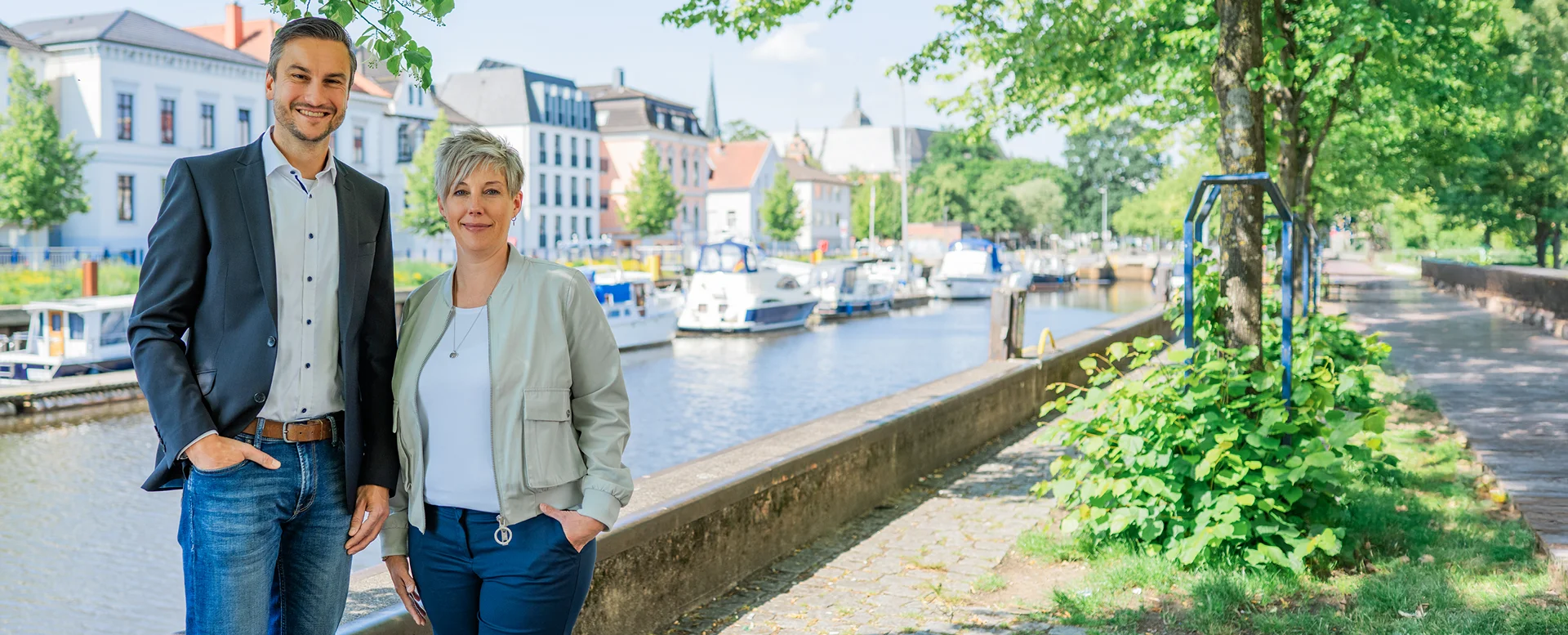 Die Baufinanzierungsberater von FinanceArt im Beratungsgespräch am Tablet