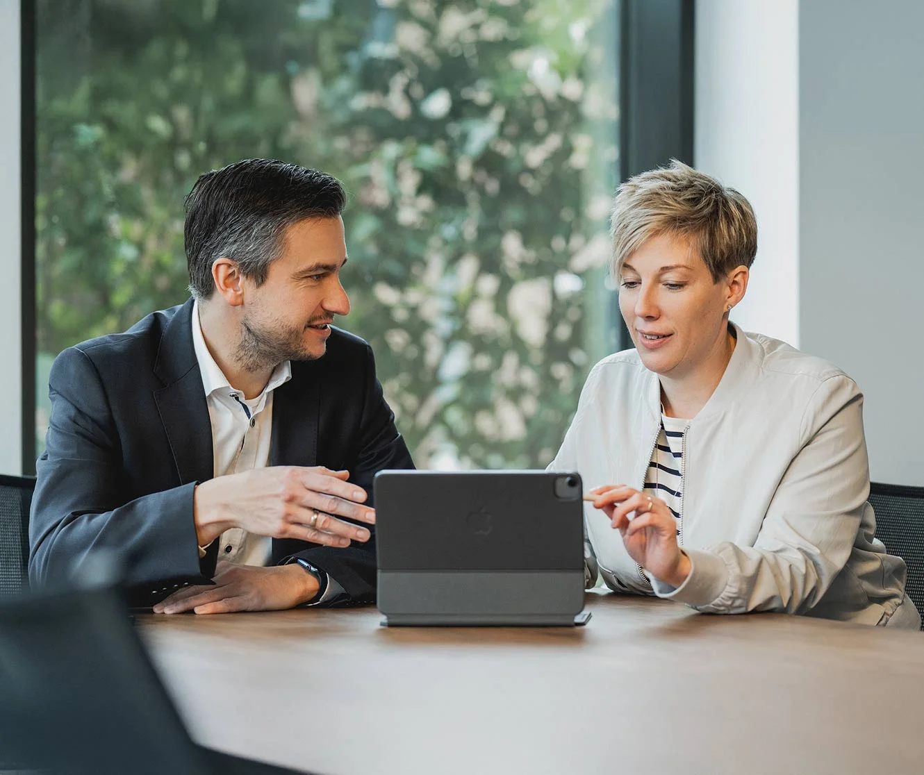 Moderner Besprechungsraum bei FinanceArt – individuelle Baufinanzierungsberatung